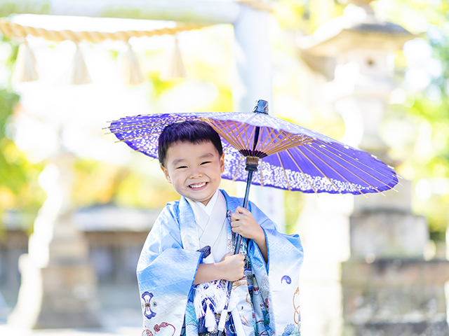 七五三で袴を着ている5歳の男の子