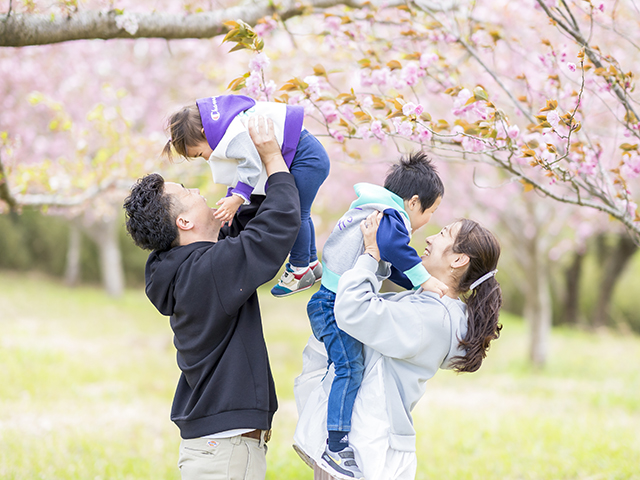 パパとママに高い高いをしてもらう子どもたち