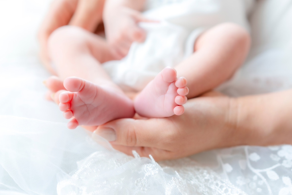 新生児の小さな足