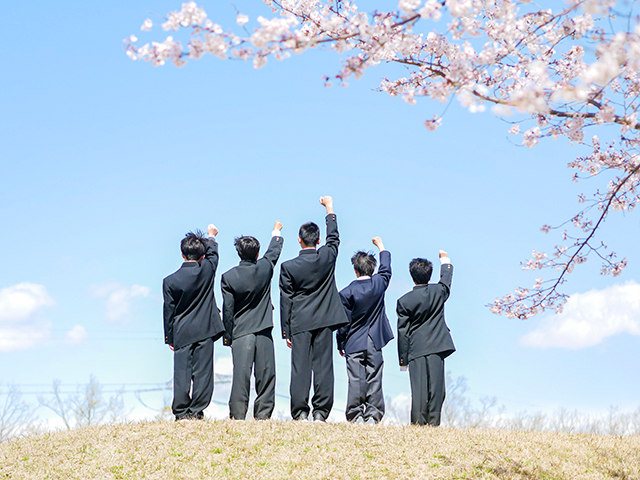 桜の木下で撮影をする5人の中学生
